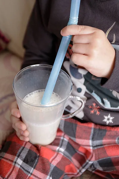 kış mutlu çocukluk döneminde camı süt içme pijama boy