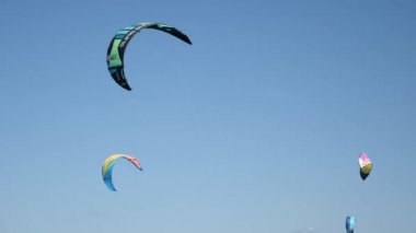 Uçurtmalar gökyüzünde uçuyor