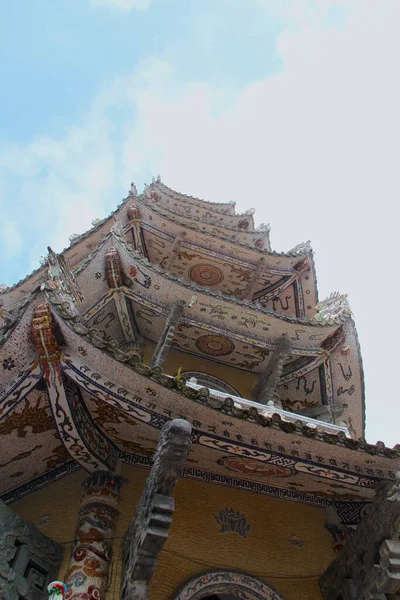 Вид Снизу Пагоду Храма Бутылки Вьетнам — стоковое фото