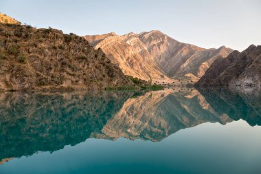 Mavi Göl kayalar ile çevrili.