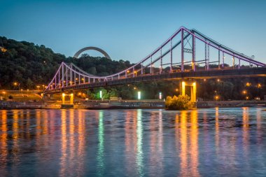 Kiev yaya köprüsü tarafından çeşitli renklerde ışık yanar geceleri