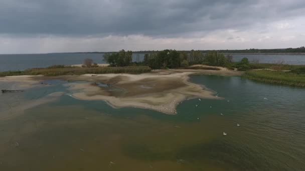 Aerial survey na wyspie w środku Morza Kijów — Wideo stockowe