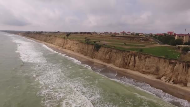 Svarta havet vågorna slå på stranden skytte från luften — Stockvideo