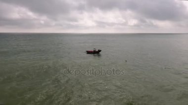 Yalnız tekne dalgalar üzerinde sallanan