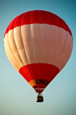 Sıcak hava balonu mavi gökyüzü üzerinde