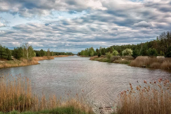 Красиві блакитне небо на день весни вздовж річки Іллінойс — стокове фото