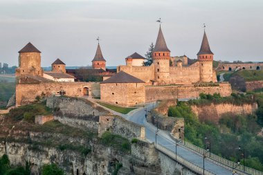 Kamianets-Podilskyi town yakınındaki eski Kamenetz-Podolsk kale.