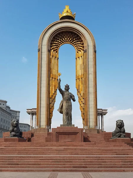 Duşanbe, Tacikistan-Mart 15, Ismoil Somoni 2016:Statue şehir merkezinde.