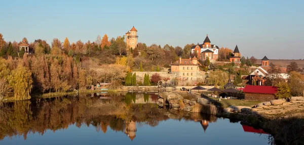 Çiçekler mimari güneşli bir günde kanal.