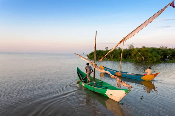 Viktoriino jezero rybáři jít do práce — Stock fotografie