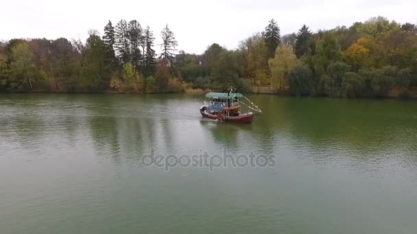 De oude boot vaart langs de rivier — Stockvideo