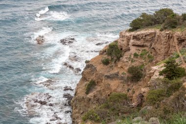 Akdeniz Kıbrıs Adası'nın en son kayalık sahil şeridi dalgalar