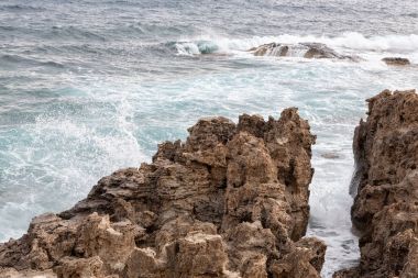 Akdeniz Kıbrıs Adası'nın en son kayalık sahil şeridi dalgalar