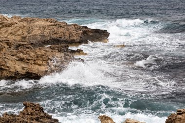 Akdeniz Kıbrıs Adası'nın en son kayalık sahil şeridi dalgalar