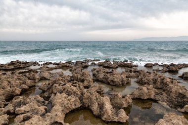 Akdeniz Kıbrıs Adası'nın en son kayalık sahil şeridi dalgalar