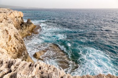 Deniz kayalıklarla Kıbrıs dalgalar