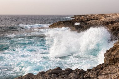 Deniz kayalıklarla Kıbrıs dalgalar