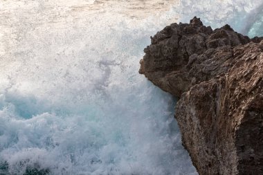 Deniz kayalıklarla Kıbrıs dalgalar