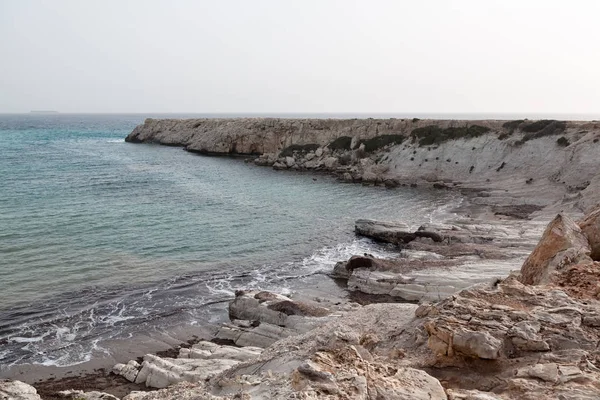 Ondas falésias do mar cyprus — Fotografia de Stock