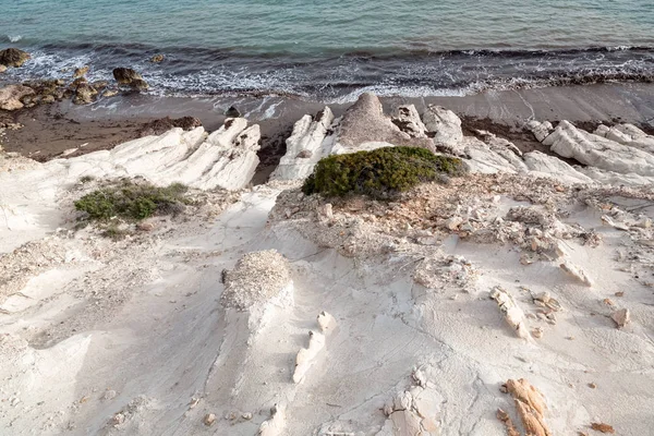 Hullámok tengeri sziklák Ciprus — Stock Fotó