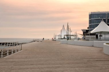 Odessa Plaj yürüyüş insanlar sinek martılar