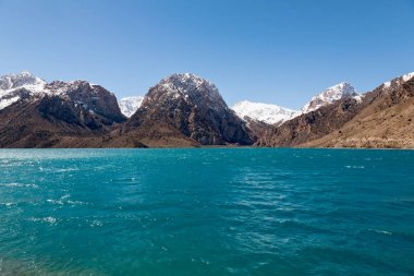 Tacikistan dağ zirveleri karla kaplı