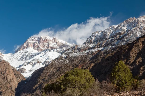 Snow-covered summits of mountains of Tajikistan — Stock Photo, Image