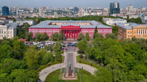 Kırmızı bina Ukrayna Ulusal Üniversitesi.