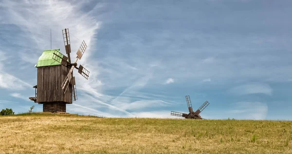 Antiguo molino de viento de madera — Foto de Stock