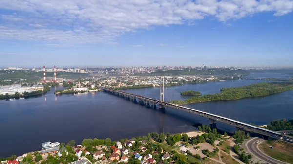 Prachtige omgeving van Kiev in de buurt van de rivier de Dnjepr. — Stockfoto