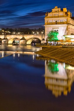 Akşam Prag sokakları