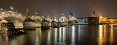 Charles Köprüsü ve Vltava gece boyunca binalar