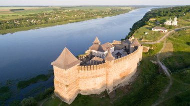 Hotin kentin batı Ukrayna Ortaçağ Kalesi.