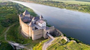 Hotin kentin batı Ukrayna Ortaçağ Kalesi.