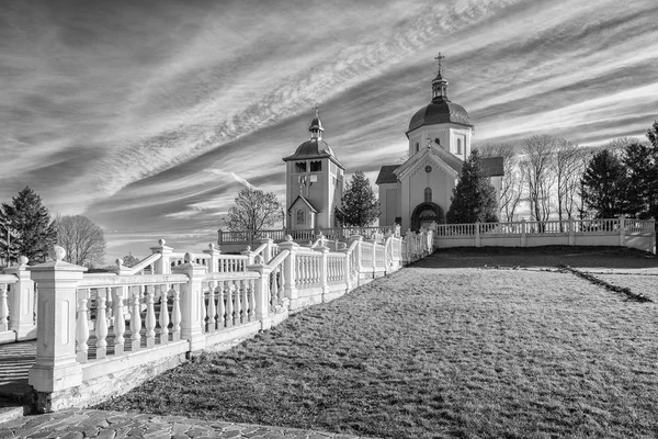 Kyrkan under den vackra himlen — Stockfoto