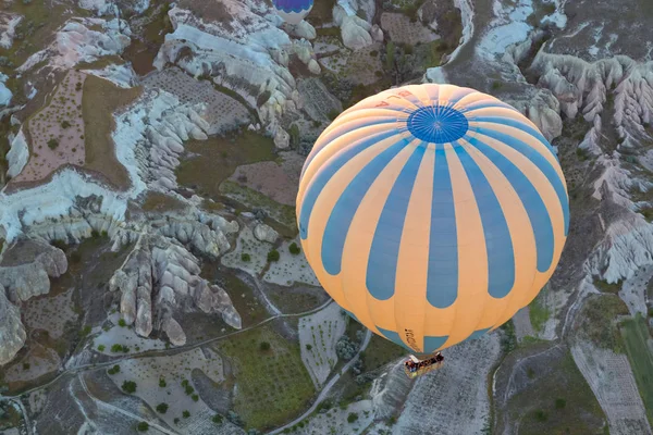 Αερόστατο ζεστού αέρα που πετούν πάνω από τη θεαματική Καππαδοκία — Φωτογραφία Αρχείου