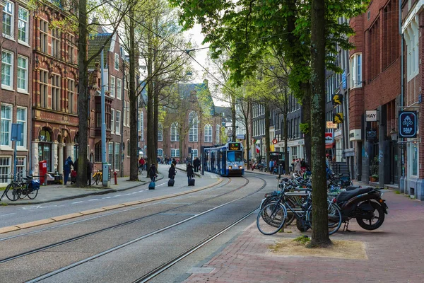 Fietsen op straat in Amsterdam, Nederland — Stockfoto