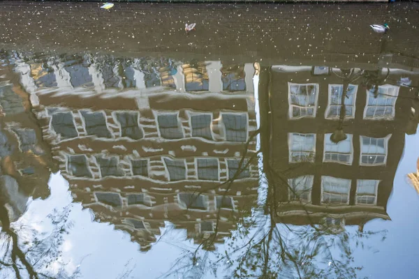 Amsterdam spiegelt sich im wasser — Stockfoto
