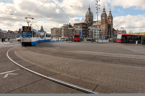 Cyklar på gatan i Amsterdam, Nederländerna — Stockfoto