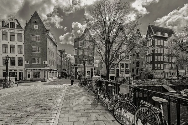 Fietsen op straat in Amsterdam, Nederland — Stockfoto