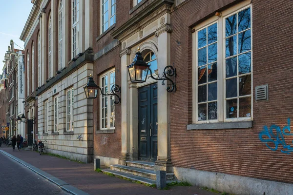 Fahrräder auf der straße in amsterdam, niederland — Stockfoto