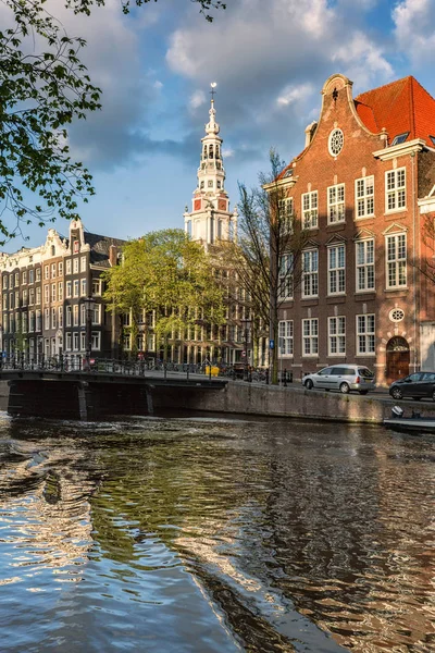 Bicicletas en la calle en Amsterdam, Países Bajos —  Fotos de Stock