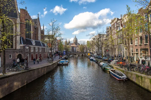 Fahrräder auf der straße in amsterdam, niederland — Stockfoto