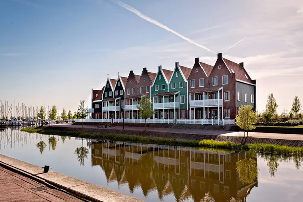 Straten van Den Haag. Geweldige huizen en standbeelden — Stockfoto