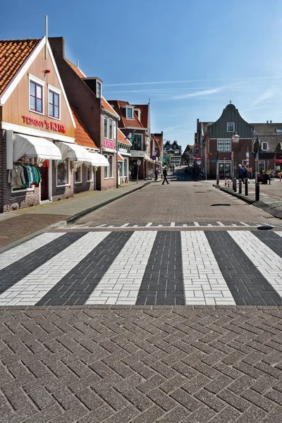 Straten van Den Haag. Geweldige huizen en standbeelden — Stockfoto