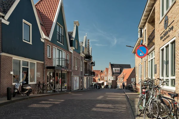 Straten van Den Haag. Geweldige huizen en standbeelden — Stockfoto