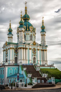 Kiev şehir mavi gökyüzü altında kilisede