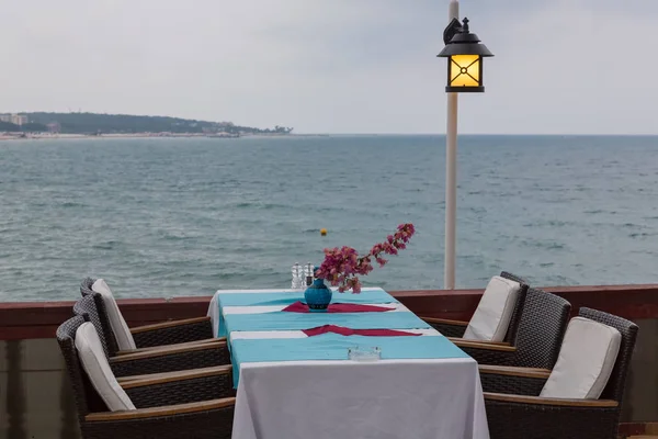 Tavolo in un caffè in riva al mare — Foto Stock