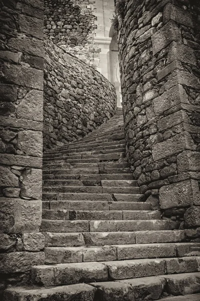 Escadaria velha que conduz ao castelo — Fotografia de Stock