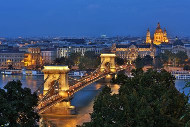 Geceleri hava görünümünü Budapeşte. Macar simge:,